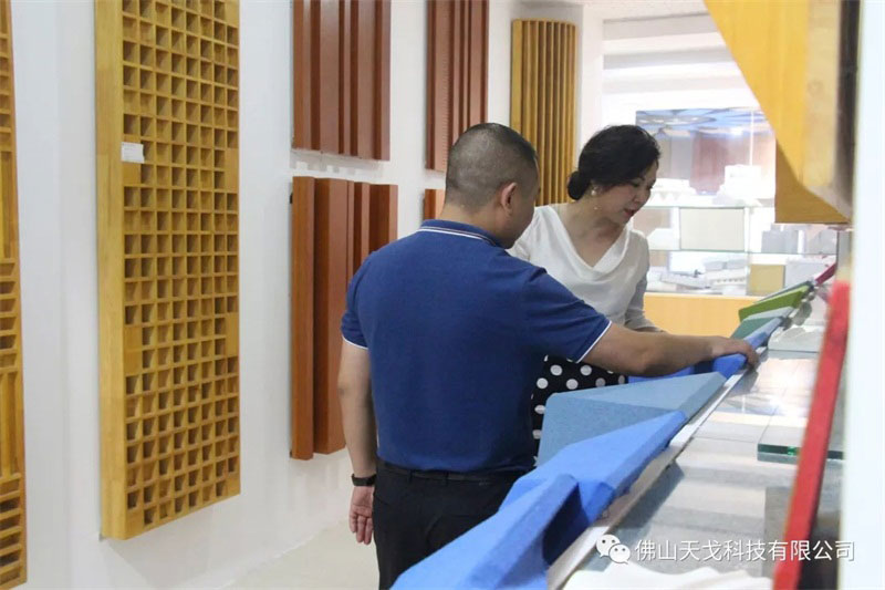 黃董向會(huì)長蘭芳介紹我司吸音材料 黃董向會(huì)長蘭芳介紹我司吸音材料