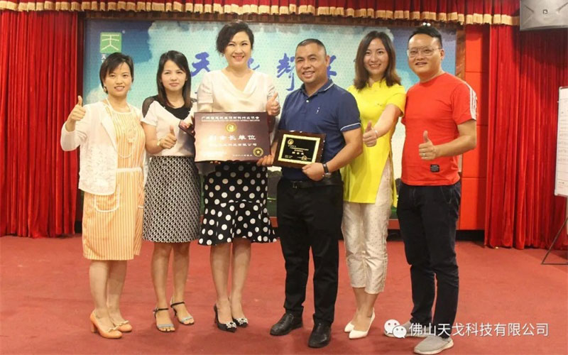 頒發(fā)副會(huì)長證書 頒發(fā)副會(huì)長證書