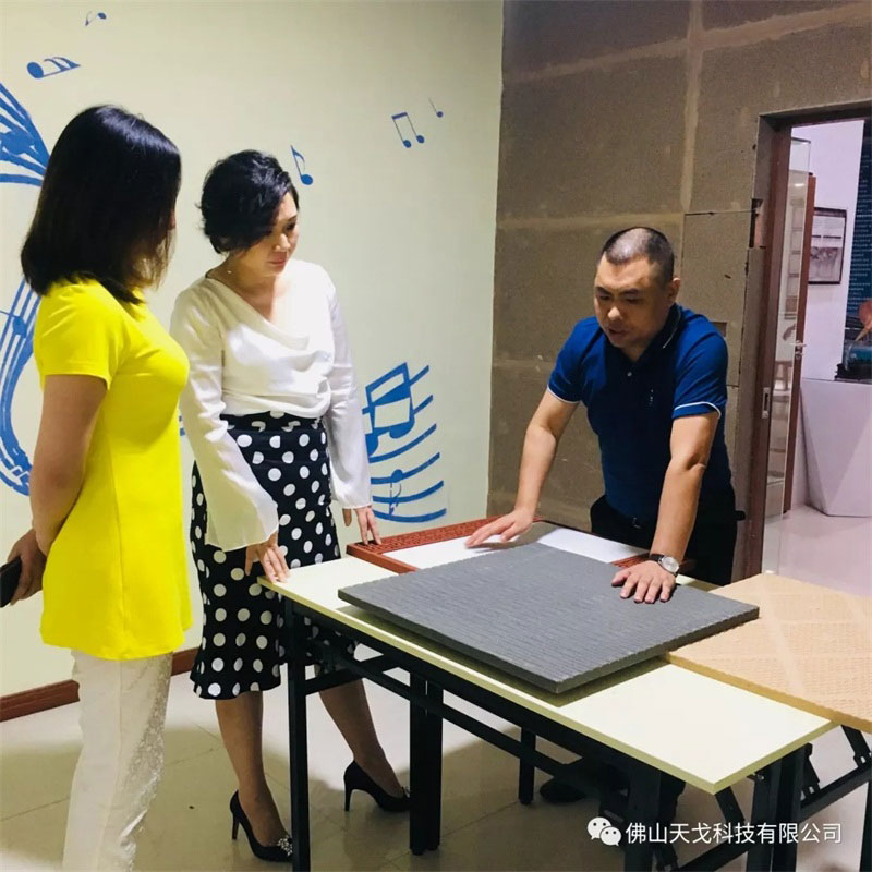 黃董向會(huì)長蘭芳介紹我司新型吸音材料 黃董向會(huì)長蘭芳介紹我司新型吸音材料