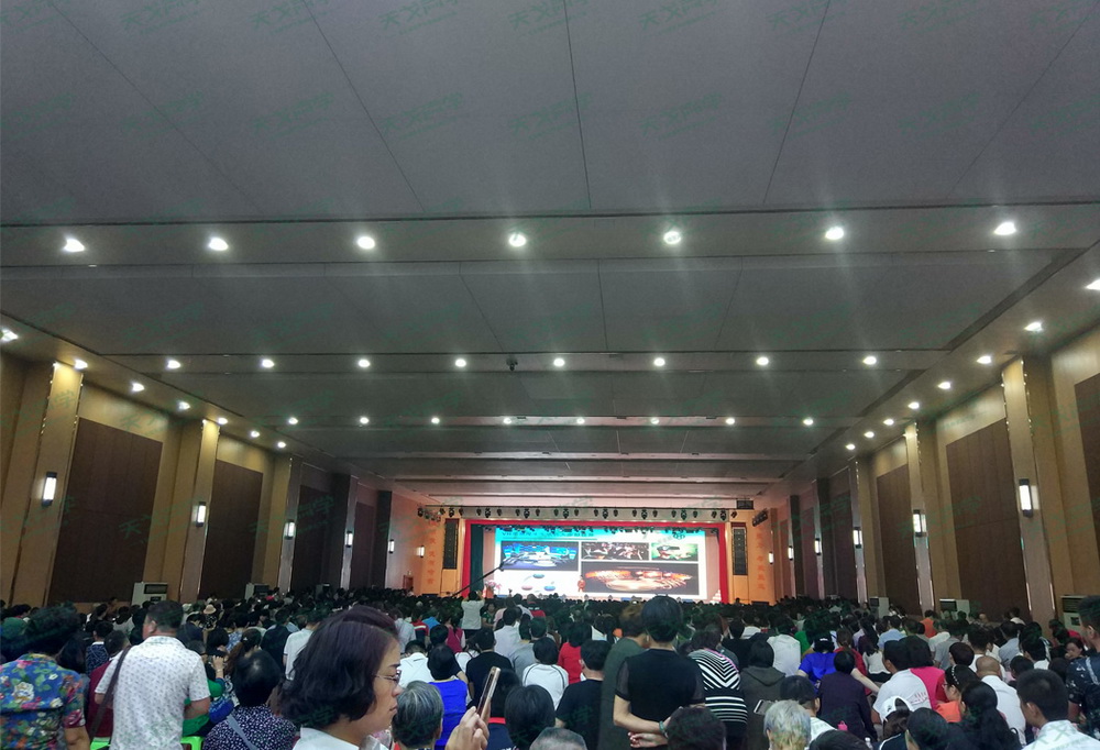 哈吉?jiǎng)恿萍记藭?huì)議室：聲學(xué)與美學(xué)的完美融合